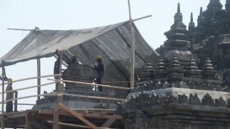 Pekerja melakukan pemugaran candi perwara di Candi Plaosan, Prambanan, Klaten, Jawa Tengah, Selasa (6/10/2026). [ANTARA FOTO/Aloysius Jarot Nugroho/nym]
