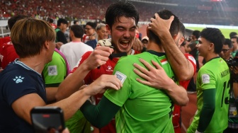 Pesepak bola Timnas Indonesia Elkan Baggot (tengah) berselebrasi bersama Emil Audero (kedua kanan) usai mengalahkan Timnas Thailand pada final FIFA ASEAN Cup 2026 di Stadion Utama Gelora Bung Karno (SUGBK), Senayan, Jakarta, Senin (5/10/2026). [ANTARA FOTO/Rivan Awal Lingga/Lmo/rwa]