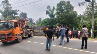 Bus Terguling di Jalinsum Labusel, 4 Orang Luka Berat