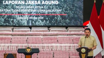Presiden Prabowo Subianto (tengah) menyaksikan Jaksa Agung ST Burhanuddin (kedua kiri) menyerahkan secara simbolis uang hasil penagihan denda administratif kepada Menteri Keuangan Suahasil Nazara (kedua kanan) didampingi Menteri Pertahanan Sjafrie Sjamsoeddin (kiri) dan Menteri Kehutanan Raja Juli Antoni (kanan) saat kegiatan penyerahan denda administratif dan lahan kawasan hutan di Kejaksaan Agung, Jakarta, Selasa (6/10/2026). [ANTARA FOTO/Galih Pradipta/agr]