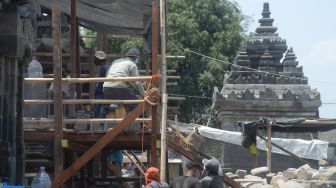 Pekerja menarik batu saat pemugaran candi perwara di Candi Plaosan, Prambanan, Klaten, Jawa Tengah, Selasa (6/10/2026). [ANTARA FOTO/Aloysius Jarot Nugroho/nym]