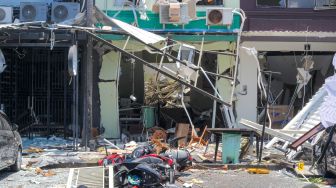 Puing-puing berserakan akibat ledakan di lokasi ledakan di San Antonio Shopping Street, Pakuwon City Surabaya, Jawa Timur, Selasa (6/10/2026). [ANTARA FOTO/Didik Suhartono/nym]