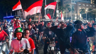 Warga merayakan kemenangan Timnas Indonesia yang menjuarai FIFA ASEAN Cup 2026, di Bundaran HI, Jakarta, Senin (5/10/2026). [ANTARA FOTO/Fathul Habib Sholeh/sgd]

