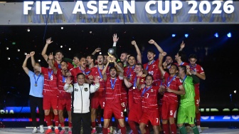 Presiden Prabowo Subianto (kiri depan) berfoto bersama pemain Timnas Indonesia saat perayaan juara FIFA ASEAN Cup 2026 di Stadion Utama Gelora Bung Karno (SUGBK), Senayan, Jakarta, Senin (5/10/2026). [ANTARA FOTO/Rivan Awal Lingga/Lmo/rwa]