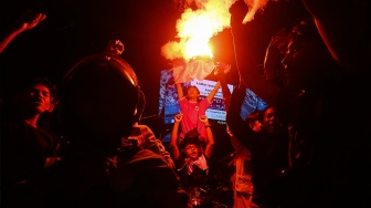 Warga menyalakan suar saat merayakan kemenangan Timnas Indonesia atas Thailand di kawasan Bundaran HI, Jakarta, Senin (5/10/2026). [ANTARA FOTO/Fathul Habib Sholeh/sgd]