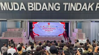 Satgas PKH Pamer Tumpukan Duit Rp13 Triliun Hasil Penyelamataan Keuangan Negara di Hadapan Prabowo