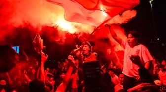 Warga merayakan kemenangan Timnas Indonesia yang menjuarai FIFA ASEAN Cup 2026, di Bundaran HI, Jakarta, Senin (5/10/2026). [ANTARA FOTO/Fathul Habib Sholeh/sgd]