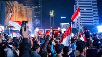 Flare dan Kembang Api Warnai Pesta Juara Indonesia di Bundaran HI