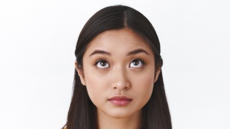 Bagaimana Cara Memilih Eye Serum yang Ampuh Mengatasi Mata Panda akibat Kurang Tidur?