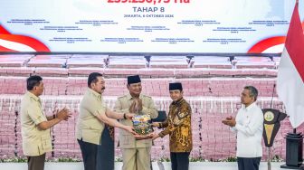 Presiden Prabowo Subianto (tengah) menyaksikan Jaksa Agung ST Burhanuddin (kedua kiri) menyerahkan secara simbolis tanah yang dikuasi kembali oleh negara kepada Menteri Kehutanan Raja Juli Antoni (kedua kanan) didampingi Menteri Pertahanan Sjafrie Sjamsoeddin (kiri) dan Menteri Keuangan Suahasil Nazara (kanan) saat kegiatan penyerahan denda administratif dan lahan kawasan hutan di Kejaksaan Agung, Jakarta, Selasa (6/10/2026). [ANTARA FOTO/Galih Pradipta/agr]
