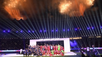 Para pemain, pelatih, dan ofisial Timnas Indonesia berfoto bersama usai menjuarai FIFA ASEAN Cup 2026 di Stadion Utama Gelora Bung Karno (SUGBK), Senayan, Jakarta, Senin (5/10/2026). [ANTARA FOTO/M Risyal Hidayat/sgd]
