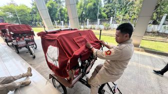 Prabowo Bagikan 160 Becak Listrik Pindad Gratis untuk Tukang Becak Lansia di Kota Bogor