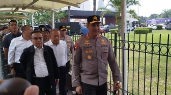 Kapolri Temui Buruh di Depan DPR, Minta Aksi Tertib Usai UU Ketenagakerjaan Disahkan
