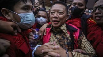 Mantan Jaksa Agung Muda Tindak Pidana Khusus Kejaksaan Agung, Febrie Adriansyah (tengah) saat menjalani sidang perdana di Pengadilan Tipikor, Jakarta, Rabu (7/10/2026). [Suara.com/Alfian Winanto]
