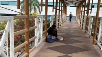 Viral di Media Sosial, Pengemis di JPO Setiabudi One Akhirnya Dibawa Petugas Dinsos