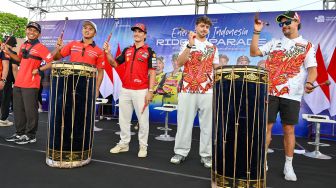 Pembalap Idemitsu Honda Team Asia Mario Suryo Aji (kedua kiri) bersama pembalap Honda Team Asia Veda Pratama (kiri), pembalap Ducati Lenovo Team Marc Marquez (tengah), pembalap Pertamina Enduro VR46 Racing Team Fabio Di Giannantonio (kedua kanan), dan pembalap Pertamina Enduro VR46 Racing Team Franco Morbidelli (kanan) memukul gendang beleq saat mengikuti MotoGP Riders Parade di Jalan Udayana, Mataram, NTB, Rabu (7/10/2026). [ANTARA FOTO/Ahmad Subaidi/tom]