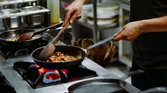 6 Tips Mudah Menumis Cabai dan Masakan Pedas agar Tidak Bikin Bersin
