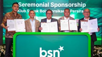Direktur Utama PT Bank Syariah Nasional Alex Sofjan Noor (tengah), Presiden Klub Persiraja Banda Aceh H. Nazaruddin Dek Gam (kedua kiri), Presiden Klub Persikad Depok Muhamad Rijal Bey (kedua kanan), Sekretaris Umum Persiraja Banda Aceh Rahmat Djailani (kiri) dan Corporate Secretary Bank Syariah Nasional Dody Agoeng (kanan) saat acara Seremonial Sponsorship Klub Sepak Bola Persikad & Persiraja di Jakarta, Rabu (7/10/2026). [Handout]