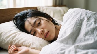 Kenapa Ada Orang Tidur dengan Mata Sedikit Terbuka? Ini 5 Penyebabnya!