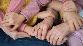 Dilema Sandwich Generation: Ketika Memilih Diri Sendiri Terasa Sangat Egois