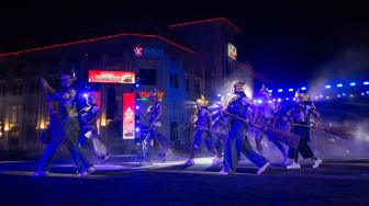 Peserta tampil saat gelaran Wayang Jogja Night Carnival (WJNC) 2026 bertajuk Gana Kalajaya di Titik Nol Km, Yogyakarta, Rabu (7/10/2026). [ANTARA FOTO/Andreas Fitri Atmoko/wsj]
