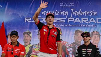 Pembalap Ducati Lenovo Team Marc Marquez (tengah) bersama pembalap Idemitsu Honda Team Asia Mario Suryo Aji (kiri) dan pembalap Aprilia Racing Marco Bezzecchi (kanan) menyapa penggemarnya saat mengikuti MotoGP Riders Parade di Jalan Udayana, Mataram, NTB, Rabu (7/10/2026). [ANTARA FOTO/Ahmad Subaidi/tom]
