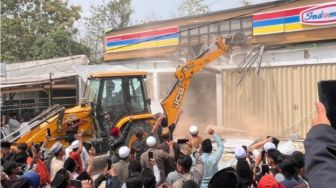 Bawa Alat Berat! Massa di Pamekasan Nekat Robohkan Proyek Toko Indomaret
