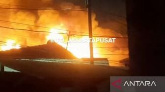 Kebakaran Lahap Permukiman Padat di Kramat Pulo, 30 Mobil Damkar Dikerahkan