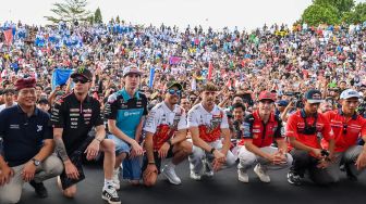Dari kanan ke kiri, pembalap Idemitsu Honda Team Asia Mario Suryo Aji, pembalap Honda Team Asia Veda Pratama, pembalap Ducati Lenovo Team Marc Marquez, pembalap Pertamina Enduro VR46 Racing Team Fabio Di Giannantonio, pembalap Pertamina Enduro VR46 Racing Team Franco Morbidelli, pembalap CFMOTO Gaviota Aspar Team Maximo Quiles, pembalap Aprilia Racing Marco Bezzecchi dan Gubernur NTB Lalu Muhamad Iqbal berfoto bersama usai mengikuti MotoGP Riders Parade di Jalan Udayana, Mataram, NTB, Rabu (7/10/2026). [ANTARA FOTO/Ahmad Subaidi/tom]
