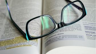 Tren Joki Baca Buku: Melorotnya Literasi atau Jadi Ladang Cuan Kutu Buku?
