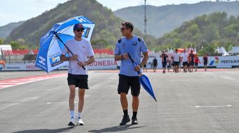 Pembalap BK8 Gresini Racing Alex Marquez (kiri) berjalan keliling sirkuit bersama rekan timnya saat mengikuti sesi pengenalan lintasan (riders track familiarisation) jelang balapan MotoGP di Sirkuit Internasional Pertamina Mandalika, KEK Mandalika, Kuta, Praya, Lombok Tengah, NTB, Kamis (8/10/2026). [ANTARA FOTO/Ahmad Subaidi/Y