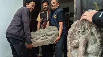 Petugas mengangkut arca saat penyerahan di Kantor AMS, Bandung, Jawa Barat, Kamis (8/10/2026). [ANTARA FOTO/Novrian Arbi/YU]
