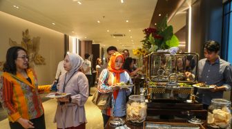 CEO Umara Group R. Chandra berbincang dengan pengunjung saat akan mencicipi makanan prasmanan di Roemah Umara, Jakarta, Kamis (8/10/2026). [handout]