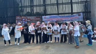 Emak-emak Demo ke DPR, Desak Gibran Dimakzulkan