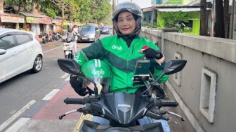 Perjuangan 10 Tahun Seorang Ibu Menjadi Driver Ojol hingga Mandiri Finansial