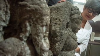Kepala Dinas Arsip dan Perpustakaan Kota Bandung Dewi Kaniasari melihat kondisi dua arca saat penyerahan di Kantor AMS, Bandung, Jawa Barat, Kamis (8/10/2026). [ANTARA FOTO/Novrian Arbi/YU]
