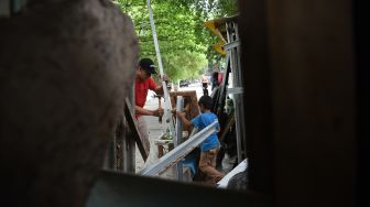 Pedagang membongkar sendiri lapak dagangannya untuk direlokasi di kawasan Setu Babakan, Jakarta, Kamis (8/10/2026). [ANTARA FOTO/Indrianto Eko Suwarso/YU]