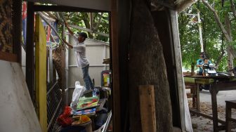 Pedagang membongkar sendiri lapak dagangannya untuk direlokasi di kawasan Setu Babakan, Jakarta, Kamis (8/10/2026). [ANTARA FOTO/Indrianto Eko Suwarso/YU]