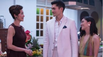 Serial Crazy Rich Asians Resmi Digarap, Michelle Yeoh Bakal Comeback