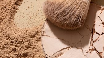Bedak Tabur Dulu atau Bedak Padat? Ini Urutan yang Benar Menurut MUA