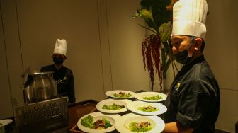 Pramusaji membawakan makanan untuk dihidangkan di Roemah Umara, Jakarta, Kamis (8/10/2026). [handout]