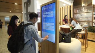 Sejumlah pengunjung melihat pilihan iPhone 18 Pro dan iPhone 18 Pro Max pada Blibli Hello Pre-order Booth di salah satu kawasan perkantoran Jakarta. [handout]