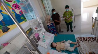 Orang tua dari pasien anak penderita infeksi saluran pernapasan akut (ISPA) menunggu anaknya yang menjalani perawatan di Rumah Sakit Charitas Palembang, Sumatera Selatan, Jumat (9/10/2026). [ANTARA FOTO/Nova Wahyudi/nym]