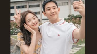 Terjebak Situasi Right Person Wrong Time? Film Tune In for Love Punya Jawabannya