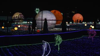 Pengunjung swafoto saat festival lampu Lumiland atau wisata cahaya di Taman Wiradadaha, Kota Tasikmalaya, Jawa Barat, Jumat (9/10/2026). [ANTARA FOTO/Adeng Bustomi/nym]
