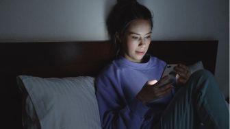 Terjebak FYP Sampai Jam 1 Pagi? Ini Alasan Otakmu Gagal Berhenti Scrolling