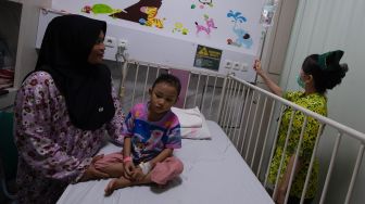 Petugas kesehatan memeriksa infus pasien anak penderita infeksi saluran pernapasan akut (ISPA) saat perawatan di Rumah Sakit Charitas Palembang, Sumatera Selatan, Jumat (9/10/2026). [ANTARA FOTO/Nova Wahyudi/nym]