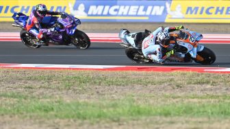 Pembalap SuperFile Trackhouse MotoGP Team Raul Fernandez (kanan) dan pembalap Prima Pramac Yamaha MotoGP Jack Miller (kiri) memacu kecepatan sepeda motornya saat sesi Practice MotoGP Mandalika 2026 di Sirkuit Internasional Pertamina Mandalika, KEK Mandalika, Lombok Tengah, NTB, Jumat (9/10/2026). [ANTARA FOTO/Fikri Yusuf/wsj]