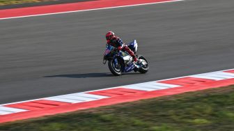Pembalap Monster Energy Yamaha MotoGP Fabio Quartararo memacu kecepatan sepeda motornya saat mengikuti sesi Practice MotoGP di Sirkuit Internasional Pertamina Mandalika, Lombok Tengah, NTB, Jumat (9/10/2026). [ANTARA FOTO/Ahmad Subaidi/nym]