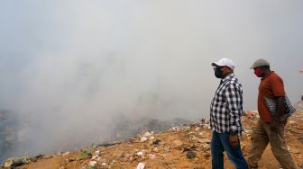Wali Kota Sorong Septinus Lobat (kiri) meninjau Tempat Pembuangan Akhir (TPA) Makbon yang terbakar di Jalan Sorong Makbon, Kelurahan Matalamagi, Distrik Sorong Utara, Kota Sorong, Papua Barat Daya, Jumat (9/10/2026). [ANTARA FOTO/Olha Mulalinda/wsj]